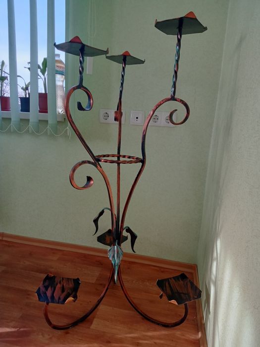 Кованая подставка под цветы