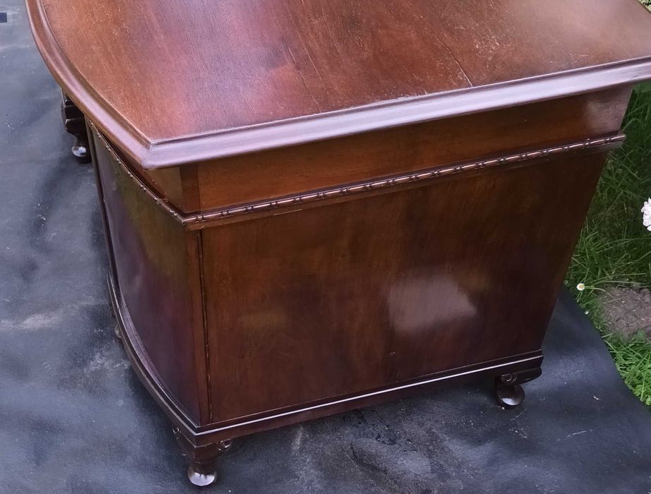 Stare masywne biurko dwustronne z drewna mahoniowego