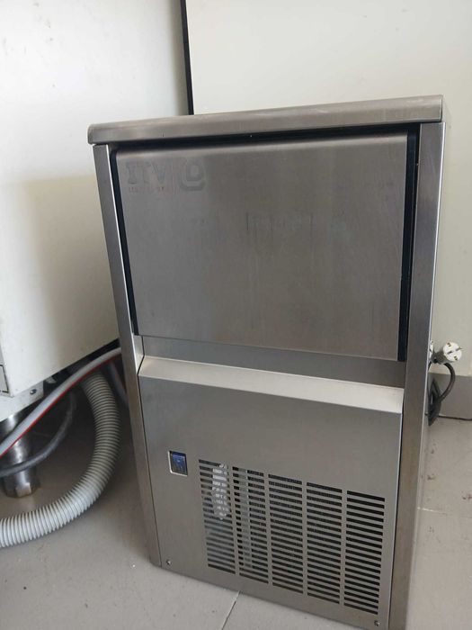Maquina de gelo em cubo  Usada Produção 22 kg em 24 horas 220v Dimensoes 360x480x600 380 euros