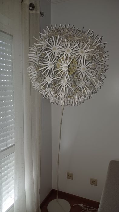 Candeeiro de pé com formato de flor