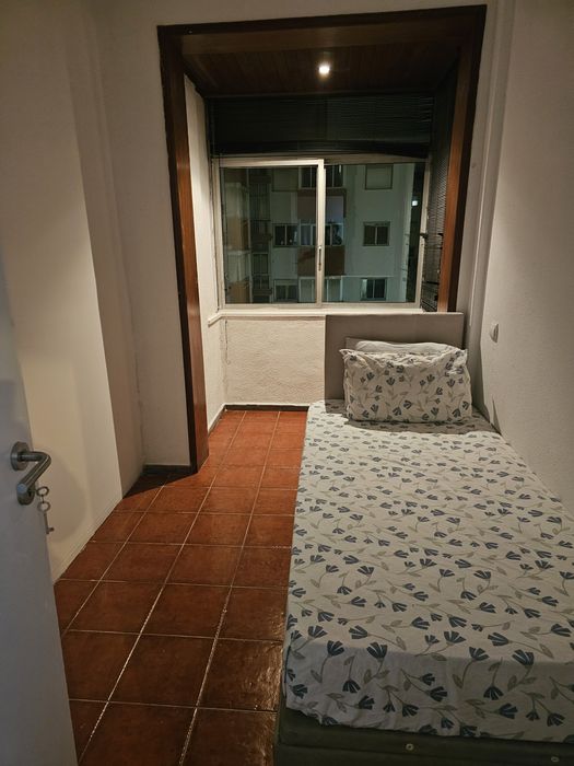Arrenda-se quarto com cama  de sorteiro enfrente da estação  da reboleira