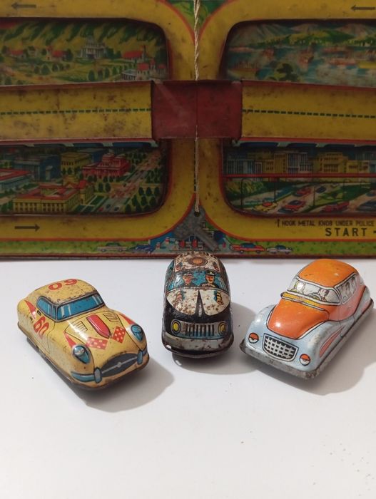 Pista em chapa antiga com carros de corda