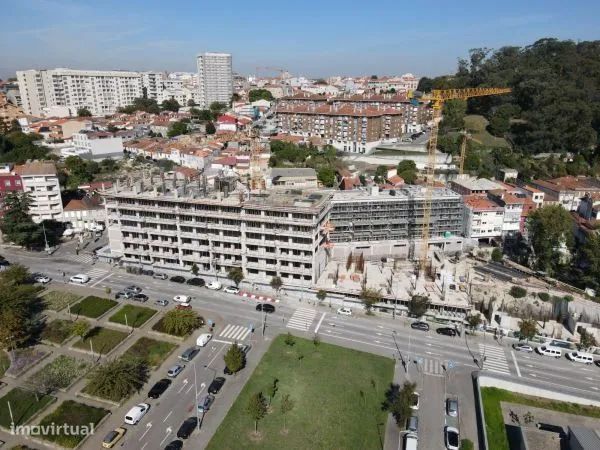 Apartamento T0 Novo, com lugar de garagem, situado em Campanhã