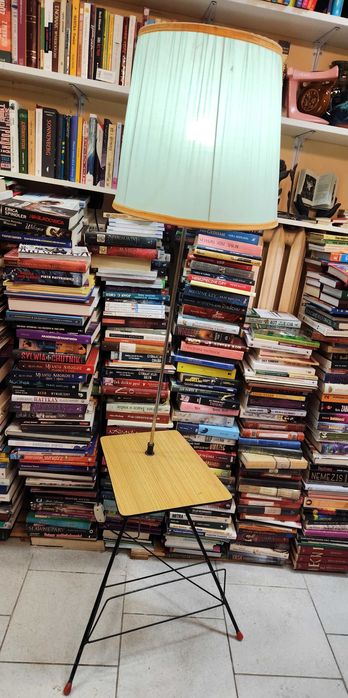 Lampa podłogowa ze stolikiem gazetownikiem /PRL