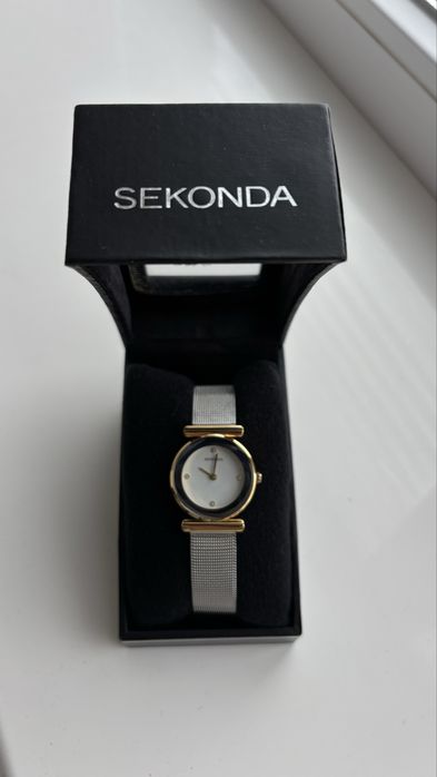 Наручний годинник в коробці