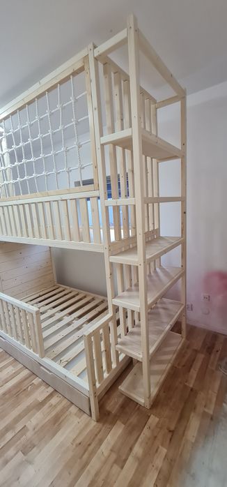 Łóżko piętrowe drewniane niemalowane z siatka i regałem 90x200