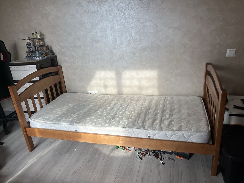 Кровати из бука 2 штуки + бонусом 2 матраса