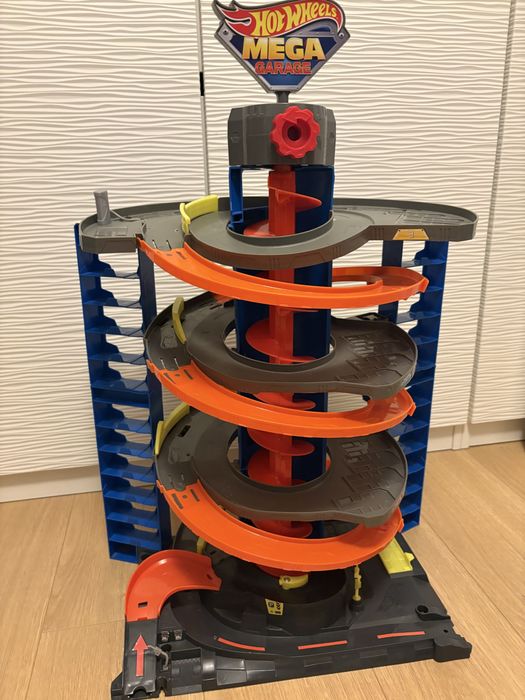 Tor Hot Wheels Zakręcony Mega Garaż ok