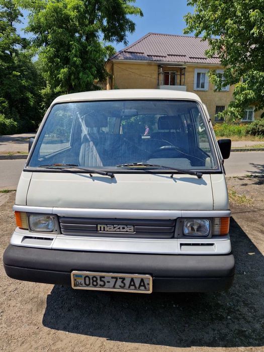 Автомобиль  MAZDA E2000