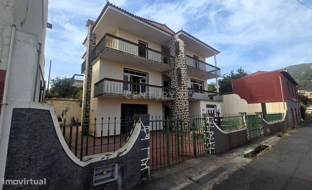 Moradia T4 com Terreno e Amplos Espaços - Santo António, Funchal