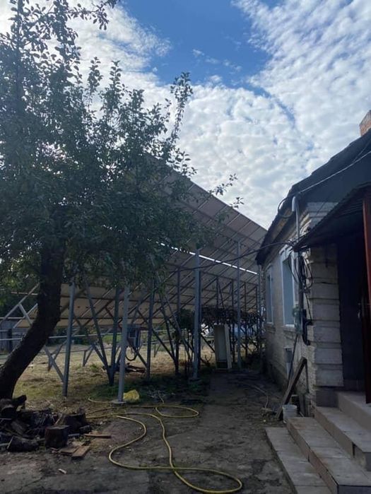 Будинок з сонячними панелями