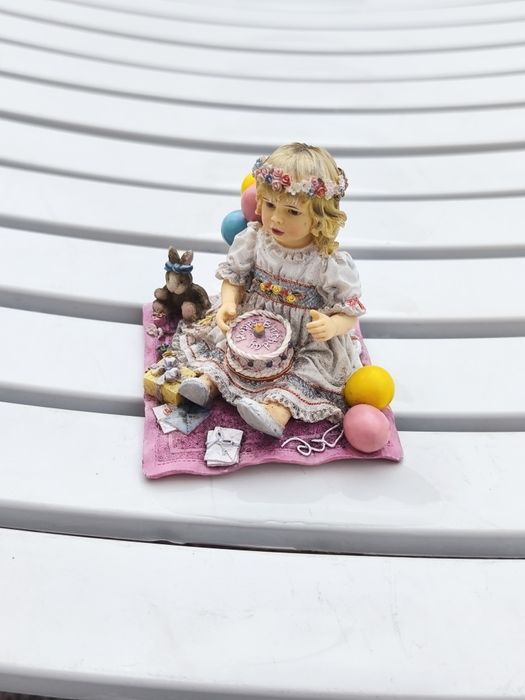 Estatueta colecionável intitula-se "Birthday Girl" e foi desenhada pela conhecida artista Christine Haworth