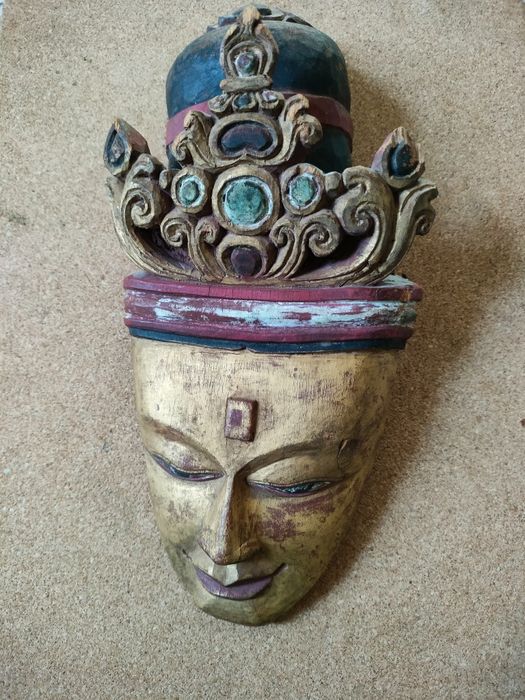 Głowa buddy. Stara płaskorzeźba. Drewno. Ręczna robota