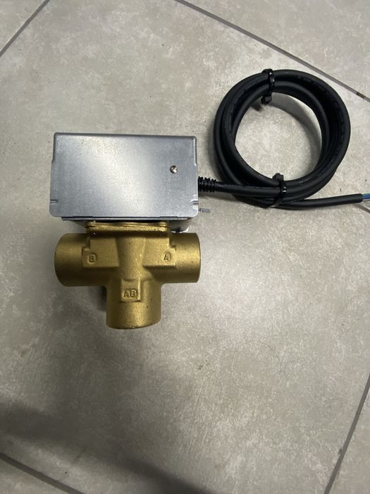 Zawór trojdrogowy Honeywell z siłownikiem