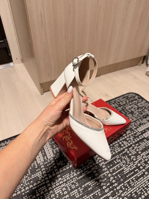 Весільні випускні білі туфлі 37