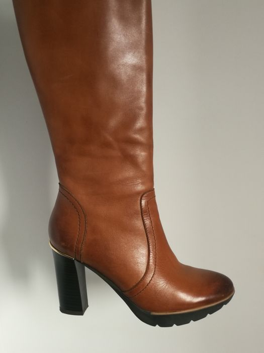 Długie seksowne karmelowe skórzane buty ze złotymi dodatkami Kazar