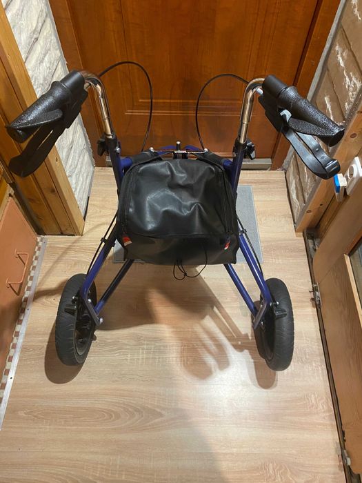 Wózek na zakupy i chodzik dla osoby starszej