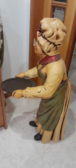Boneca de Madeira com bandeja