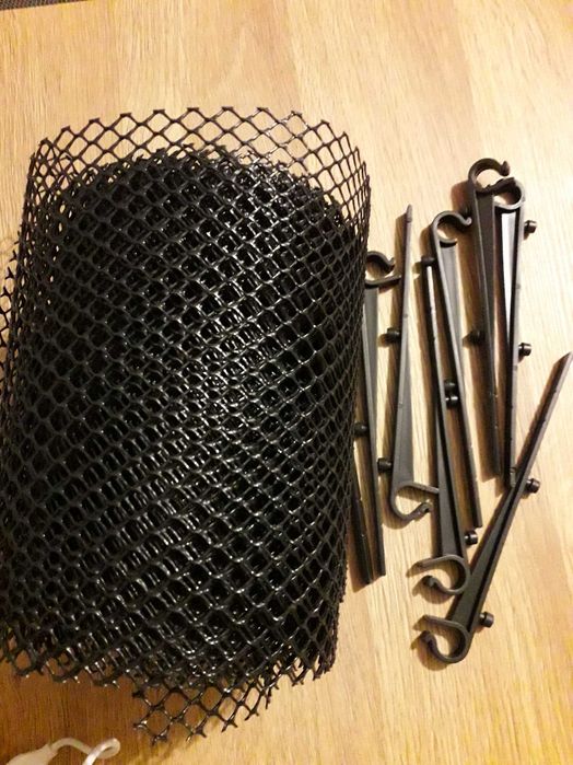 Siatka zabezpieczająca rynnę przede zapchaniem liśćmi