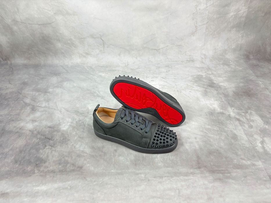 Christian Louboutin Louis Junior Spikes з фірмовими шипами на носку та характерною червоною підошвою.