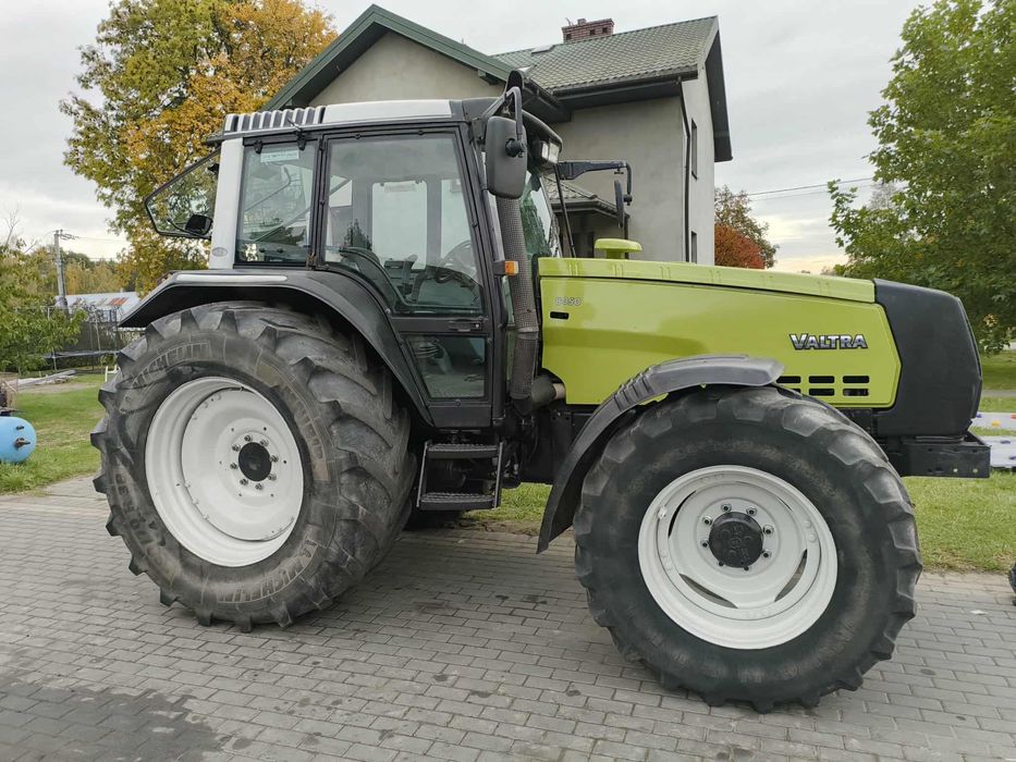Ciągnik rolniczy Valtra 8050