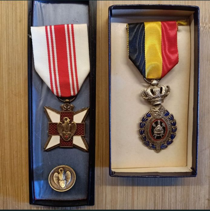 Dwa medale za zasługi.