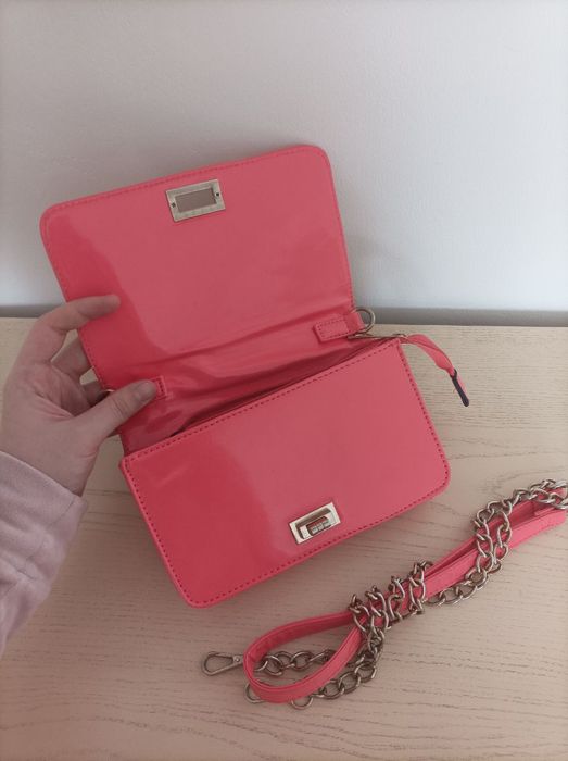 Рожева сумка кросбоді, з квітковим орнаментом