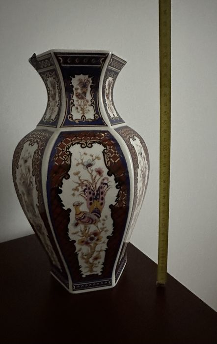 Dekoracyjny wazon porcelanowy