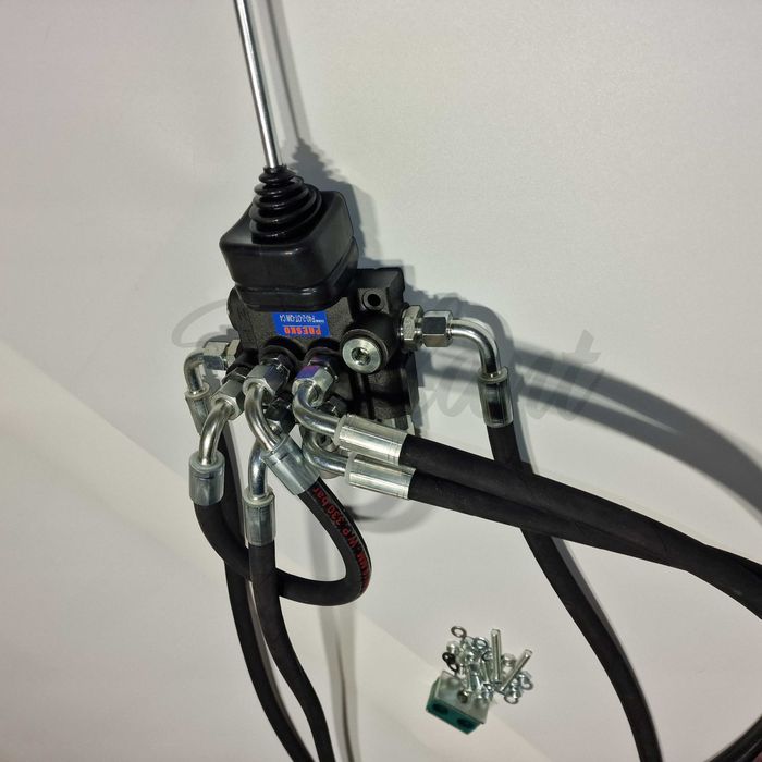 Rozdzielacz Ursus C-330 2 sekcyjny Zewnętrzny Joystick Pływak