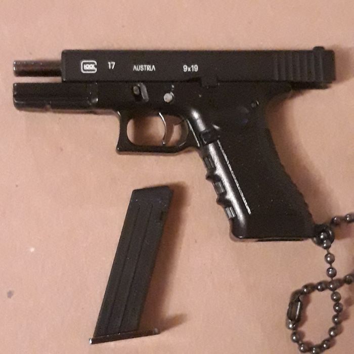 БРЕЛОК. Миниатюрный макет пистолета Glock 17