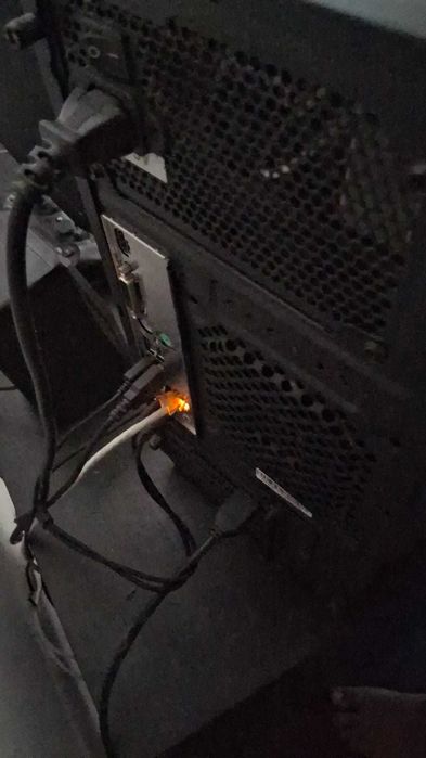 Computador (torre) pronto a usar