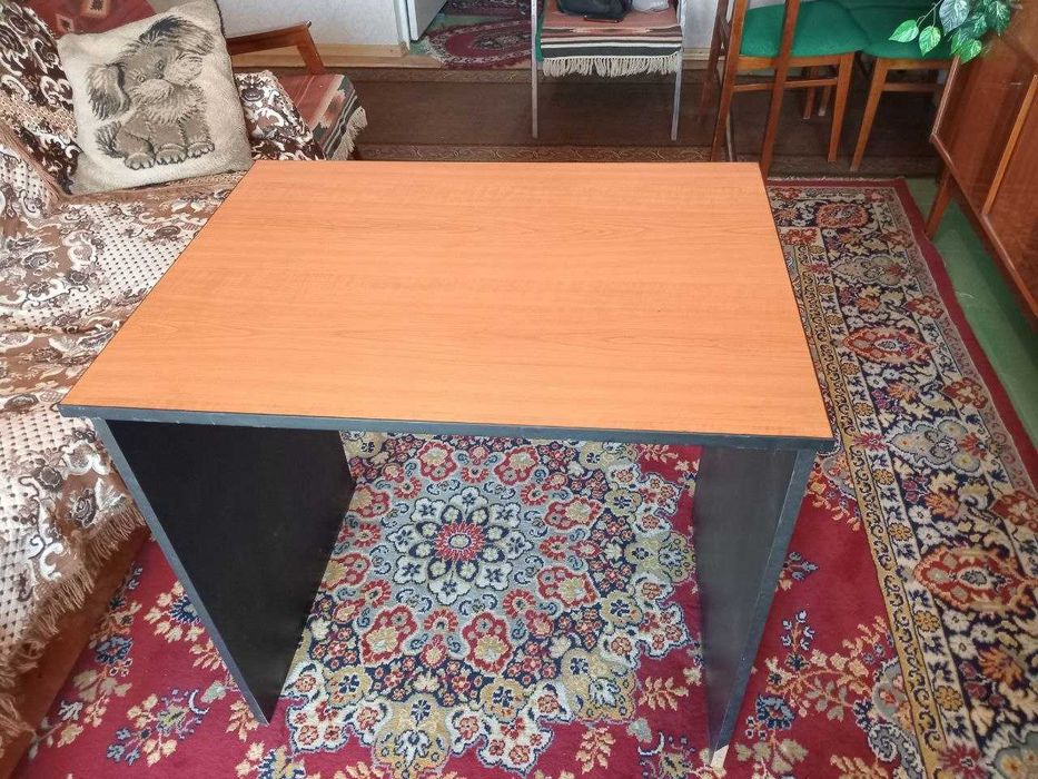 Продам офисный компьютерный стол размер 80х60 см.