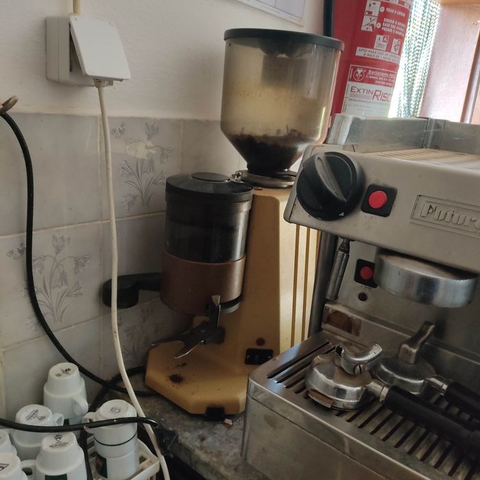 Conjunto máquina de café e moinho antigo