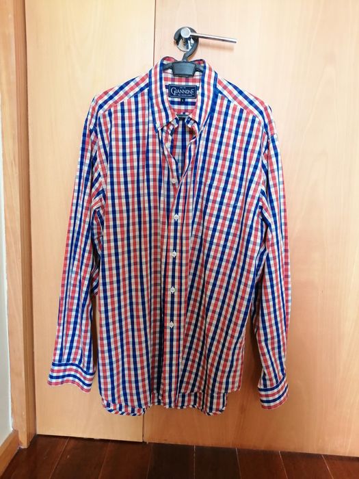 Camisa com quadrados azul e vermelho