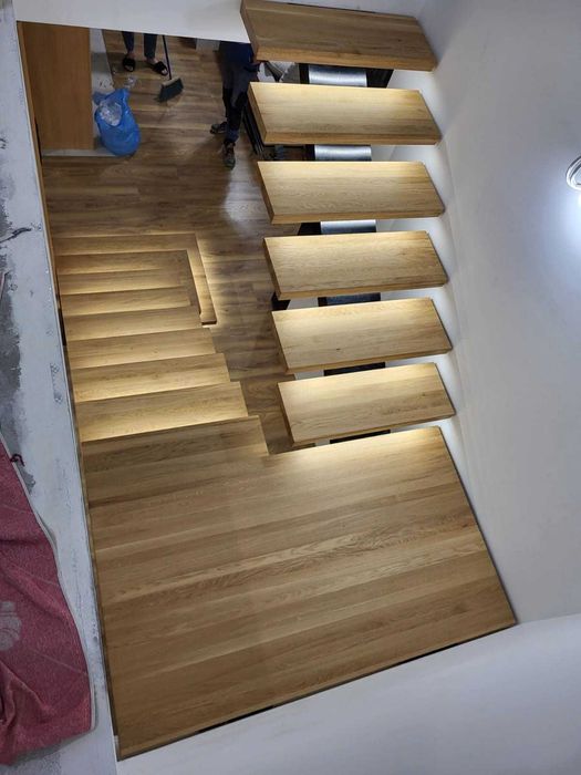 Schody metalowe ze stopniami jesionowymi