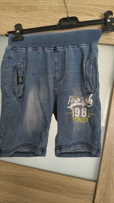 Chłopięce krótkie spodenki rozmiar 122