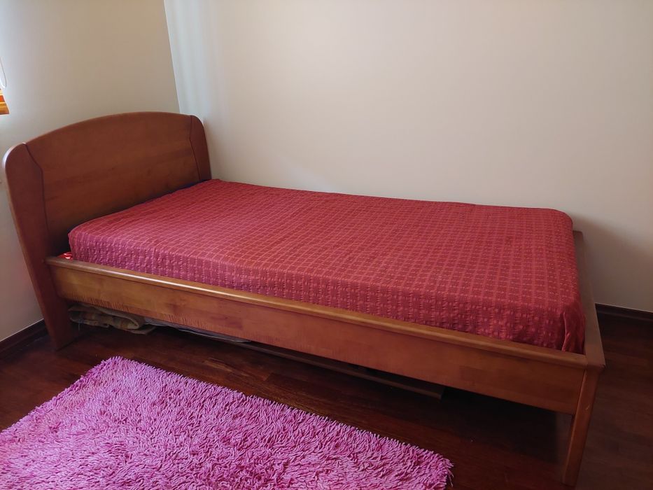 Cama de solteiro em madeira maciça
