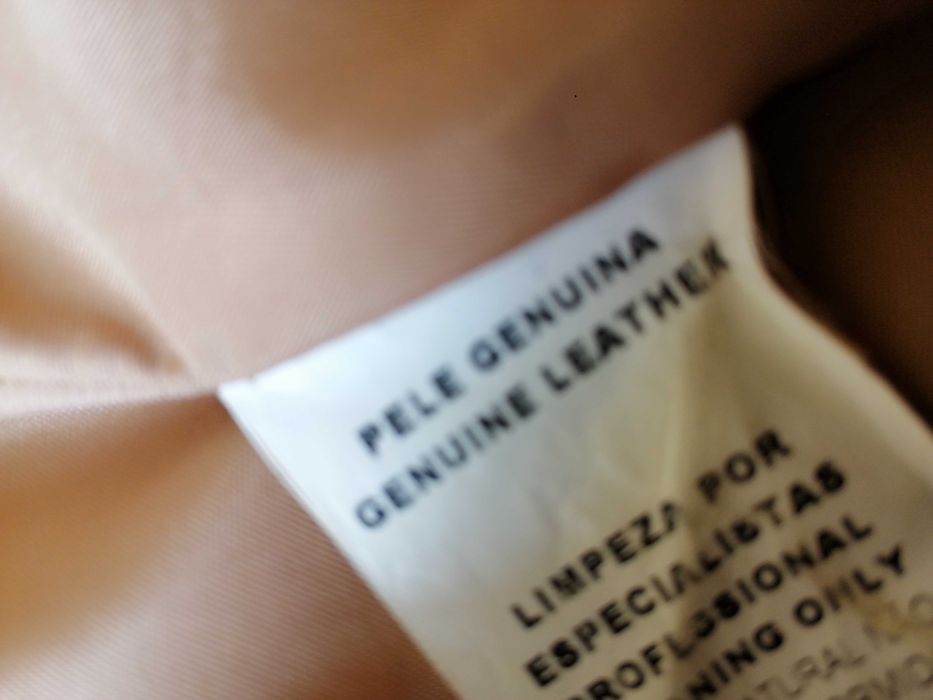 Casaco em pele macia, cor Camel, com zipper