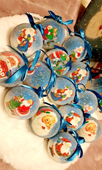 14 Bolas de Natal decoradas, com caixa de arrumação.