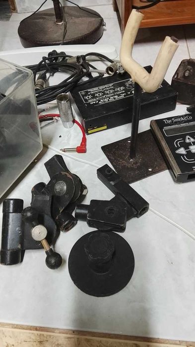 Lote de Material de Iluminação Cénica, Garras/Clamps e Controlo de Máquina de Fumo