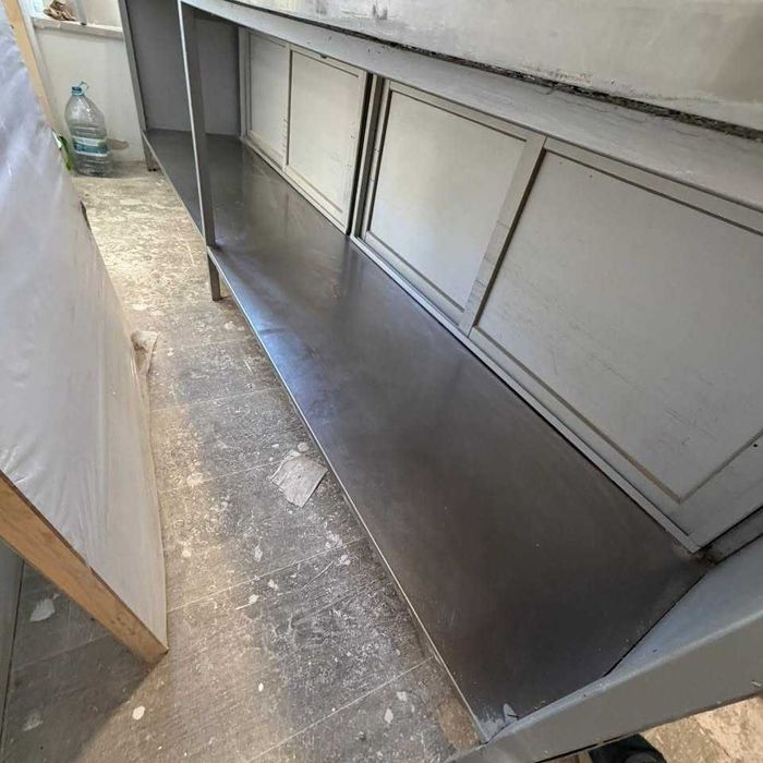 Mesa / móvel em inox grande para cozinha profissional.
