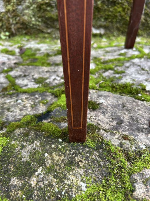 Par de cadeiras de quarto em madeira exotica com embutidos