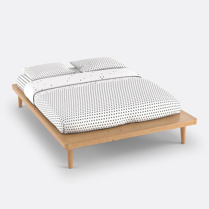 Cama plataforma em pinho maciço, com estrado, na cor Carvalho (sem o colchão)