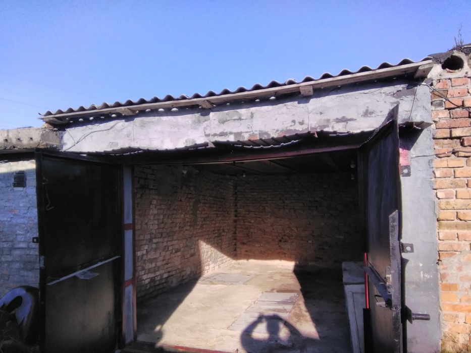 Гараж з оглядовою ямою та погребом.