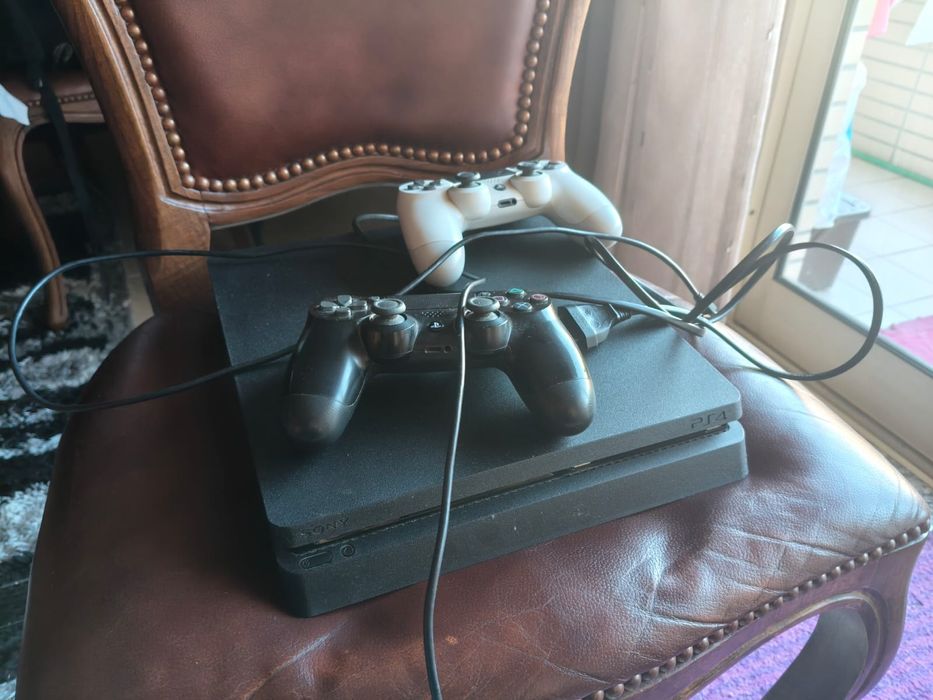 PS4 Slim + 2 comandos