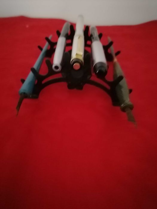 Suporte antigo de canetas de escritório