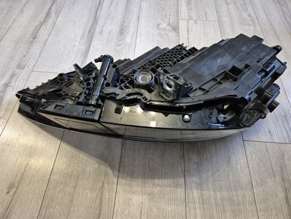 Фара права Audi Q8 2019-2023 USA