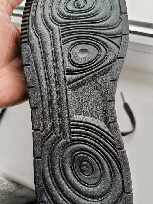 Жіночі кросівки.