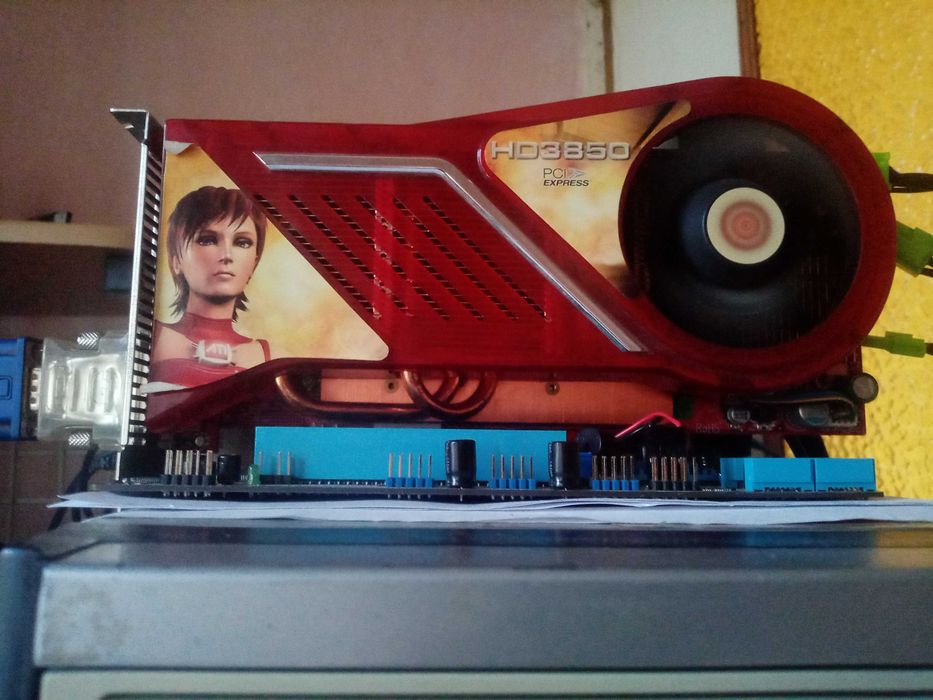 HD 3850 512 DDR3 в типовому виконанні. Вона працює)