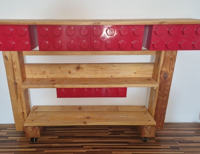 Drewniana konsola LEGO na kółkach